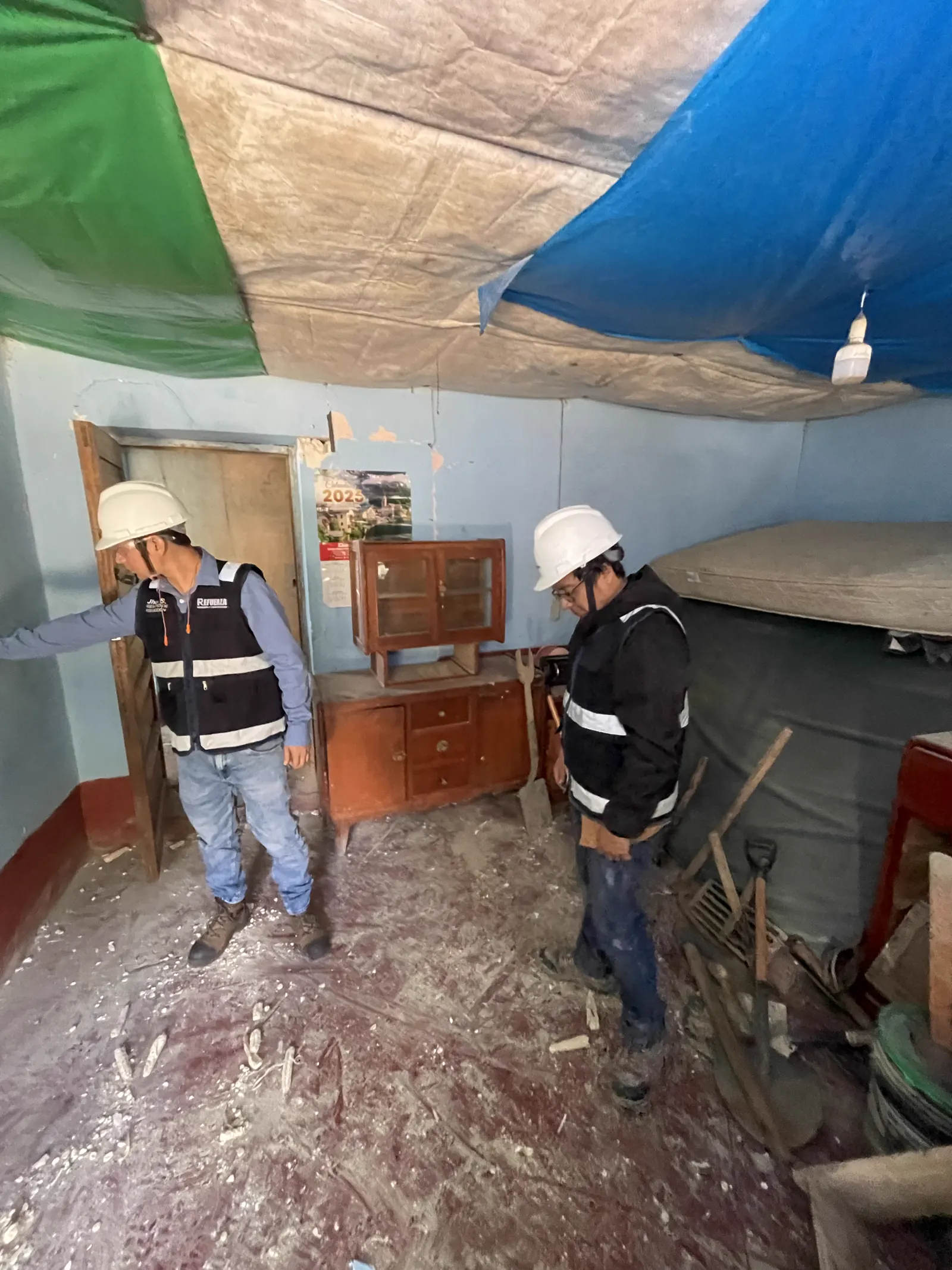 Equipo de Refuerza durante la inspección de la vivienda de adobe en Chupuro
