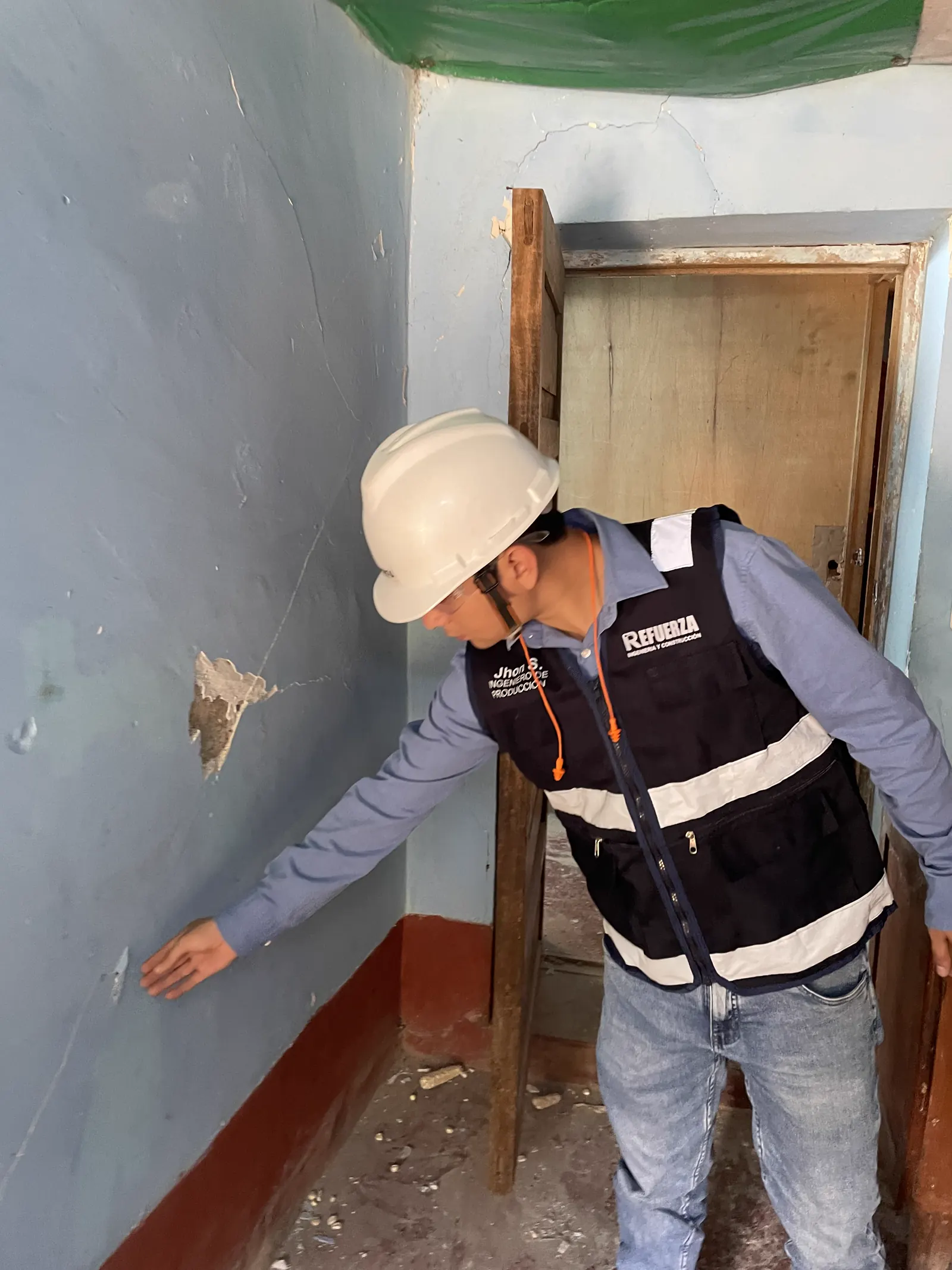 Ingeniero de Refuerza señalando fisuras durante la inspección