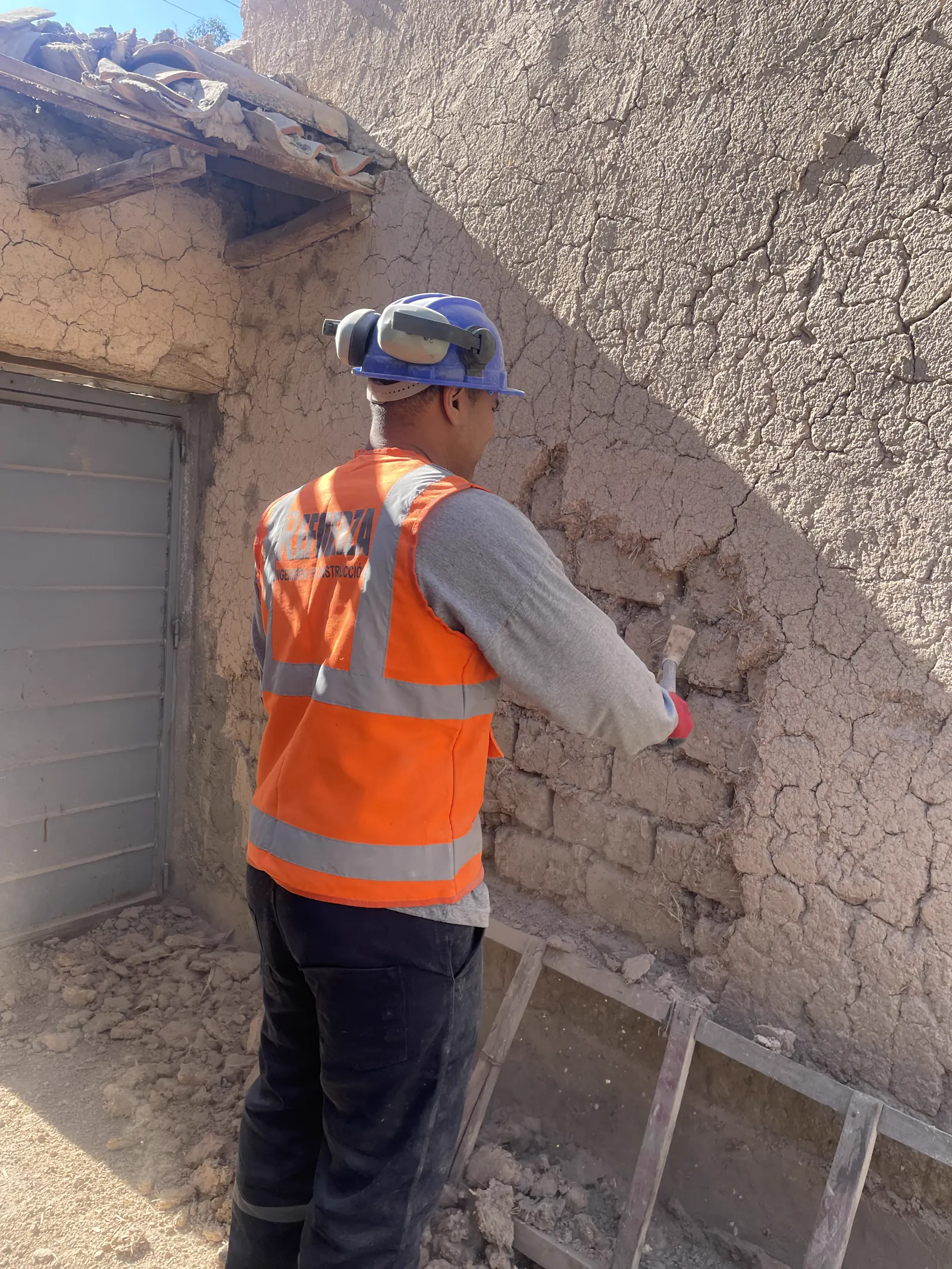 Preparación de la superficie exterior de un muro de adobe